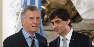 El presidente de Argentina, Mauricio Macri (i), conversa con su nuevo ministro de Hacienda, Hernán Lacunza (d) (EFE/ Juan Ignacio Roncoroni)