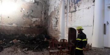 BAS01. SAN NICOLu00c1S (ARGENTINA), 26/01/2017.- Fotografu00eda cedida por Tu00e9lam, de un bombero que es visto entre los escombros de la catedral de San Nicolu00e1s de los Arroyos, 240 kilu00f3metros al norte de Buenos Aires (Argentina), luego de un incendio hoy, jueves 26