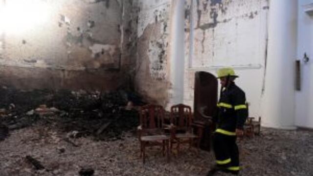 BAS01. SAN NICOLu00c1S (ARGENTINA), 26/01/2017.- Fotografu00eda cedida por Tu00e9lam, de un bombero que es visto entre los escombros de la catedral de San Nicolu00e1s de los Arroyos, 240 kilu00f3metros al norte de Buenos Aires (Argentina), luego de un incendio hoy, jueves 26