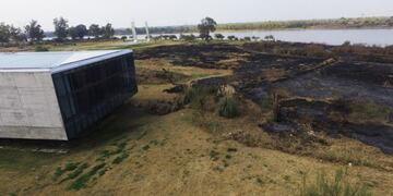 El parque del Museo de la Constitución y el CARD son dos de las zonas afectadas por las llamas recientemente\u002E (@_santafecapital)