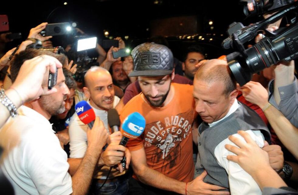 Gonzalo Higuaín llegó a Milán y así lo recibieron los hinchas