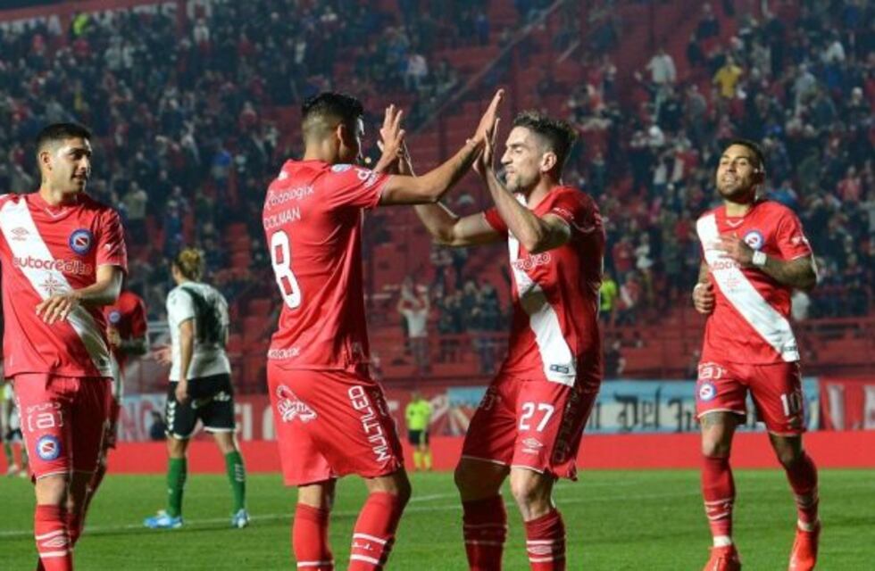 Argentinos empató 1-1 con Estudiantes y es el líder absoluto de la Superliga