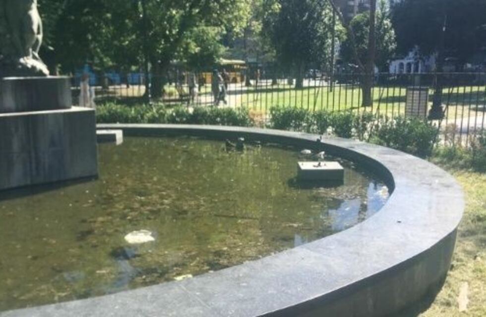 Lo que faltaba: vandalizaron la fuente de la plaza Sarmiento