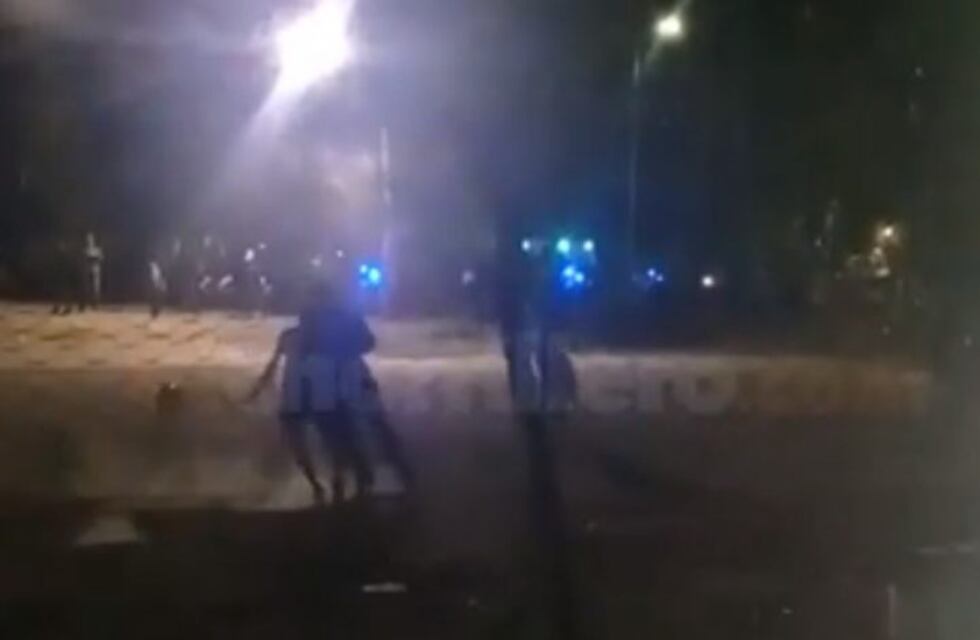 De no creer: policías se habrían enfrentado mientras perseguían a un delincuente