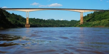 El puente internacional Tancredo Neves une a la Argentina con Brasil\u002E