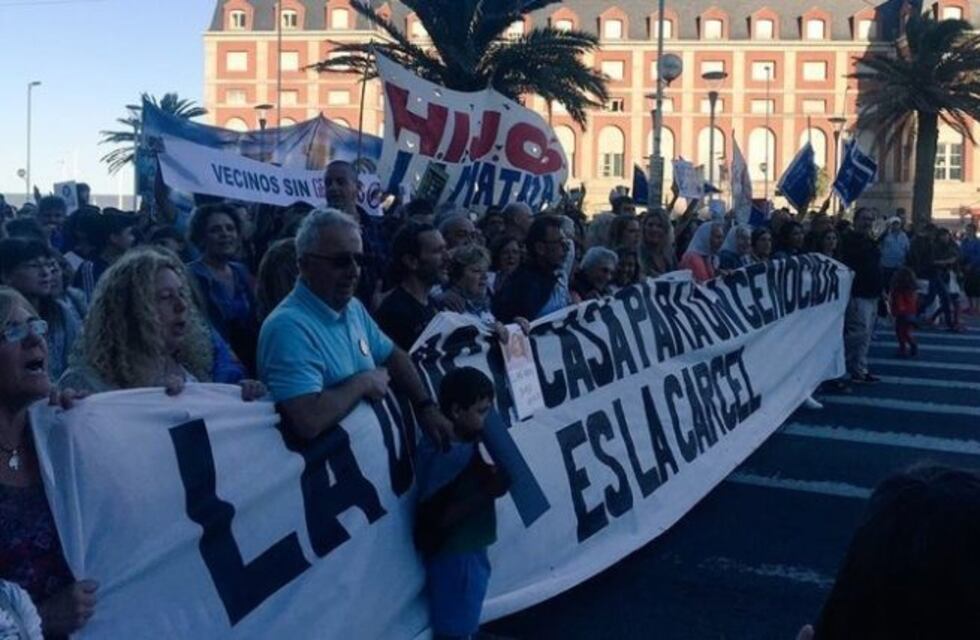 Amplia movilización contra la prisión domiciliaria a Etchecolatz