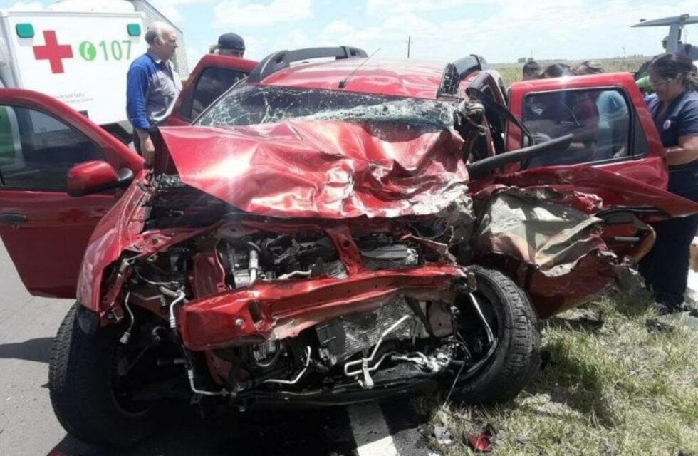 Dos camionetas colisionaron de frente y el resultado es una persona fallecida