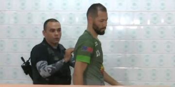 Un futbolista le pateó la cabeza al árbitro y terminó preso\u002E