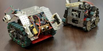Robots que juegan al fútbol, diseñados por estudiantes secundarios\u002E (Clarín/Andres D'Elia)