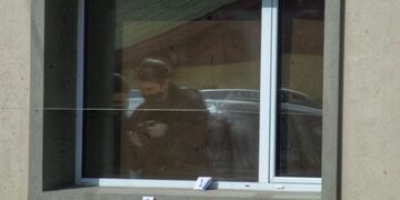 Los dos disparos contra una ventana de la casa de Leandro Báez\u002E (Foto La Opinión Austral)