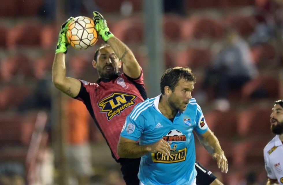 Fuerte cruce entre Marcos Díaz y un hincha de Huracán: "Antes de nombrar a mi hijo lavate la boca"