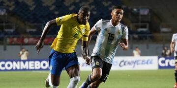AME049\u002E RANCAGUA (CHILE), 10/02/2019\u002E- Patricio Pérez (d) de Argentina disputa el balón con Emerson Souza (i) de Brasil durante un partido del campeonato Sudamericano sub'20 disputado en el estadio El Teniente en Rancagua (Chile)\u002E EFE/Elvis González