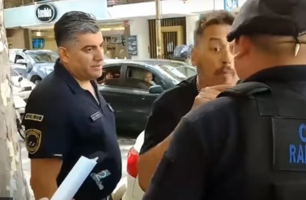 Insólita discusión entre un hombre y la policía por usar un teléfono celular en un banco