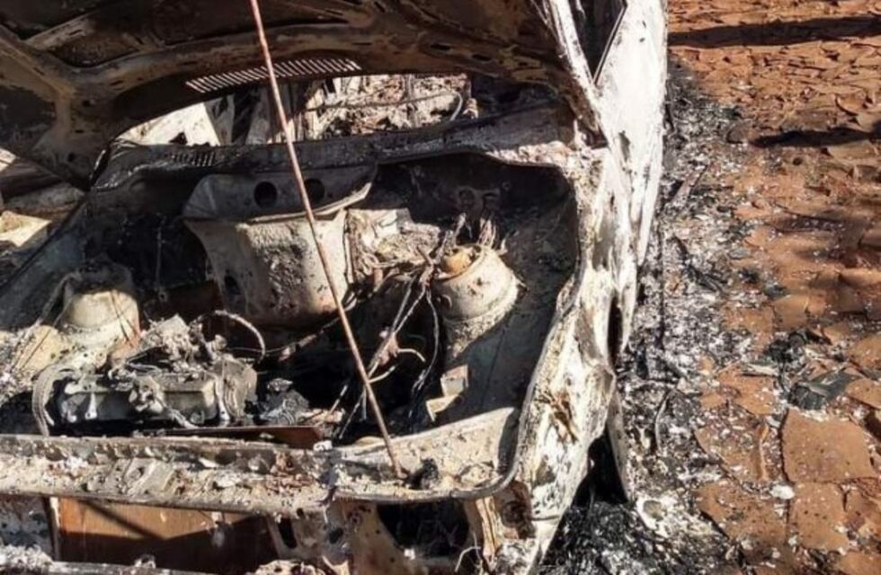 Estacionó su auto y al volver lo encontró consumido por el fuego