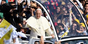 Francisco en Chile: le arrojaron un objeto mientras saludada a los fieles\u002E Foto: AFP\u002E