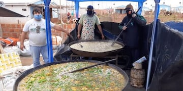 Deporte en Acción Solidario estará este sábado en Eldorado y cocinará 12 discos de arroz con pollo