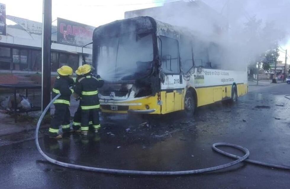 Gran susto ante el incendio de un colectivo en Carlos Paz
