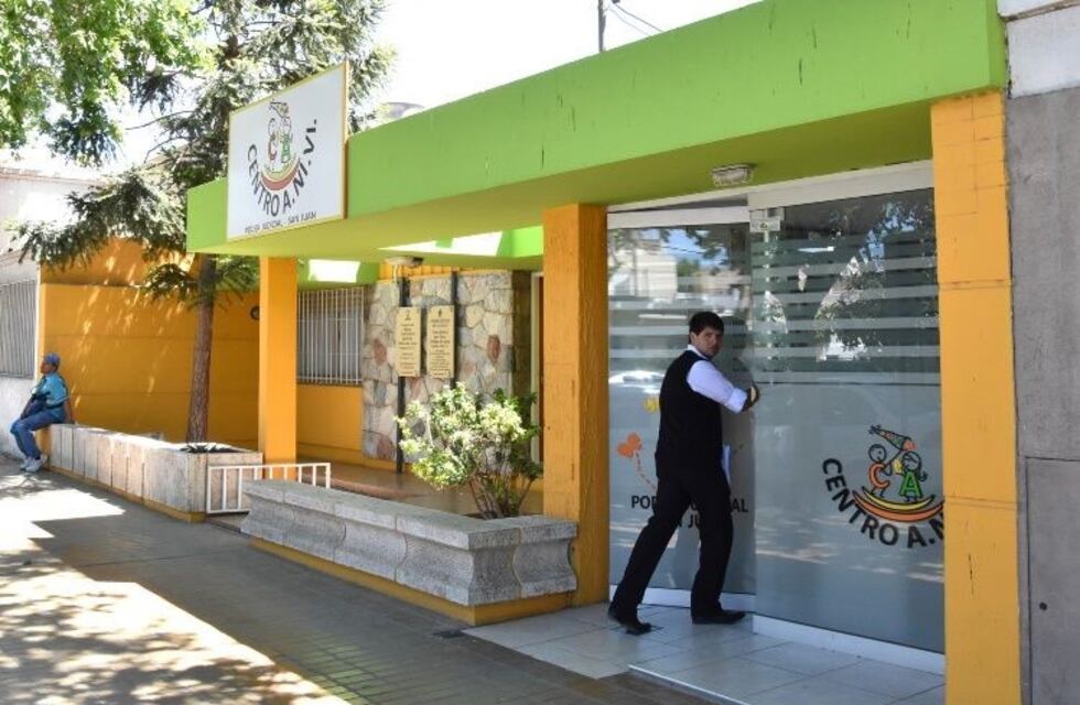 Sorprendió a su pareja besando a su hija de 12 años: lo echó de su casa y denunció