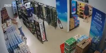 Quiso sostener una estantería de cervezas durante un terremoto y no lo logró