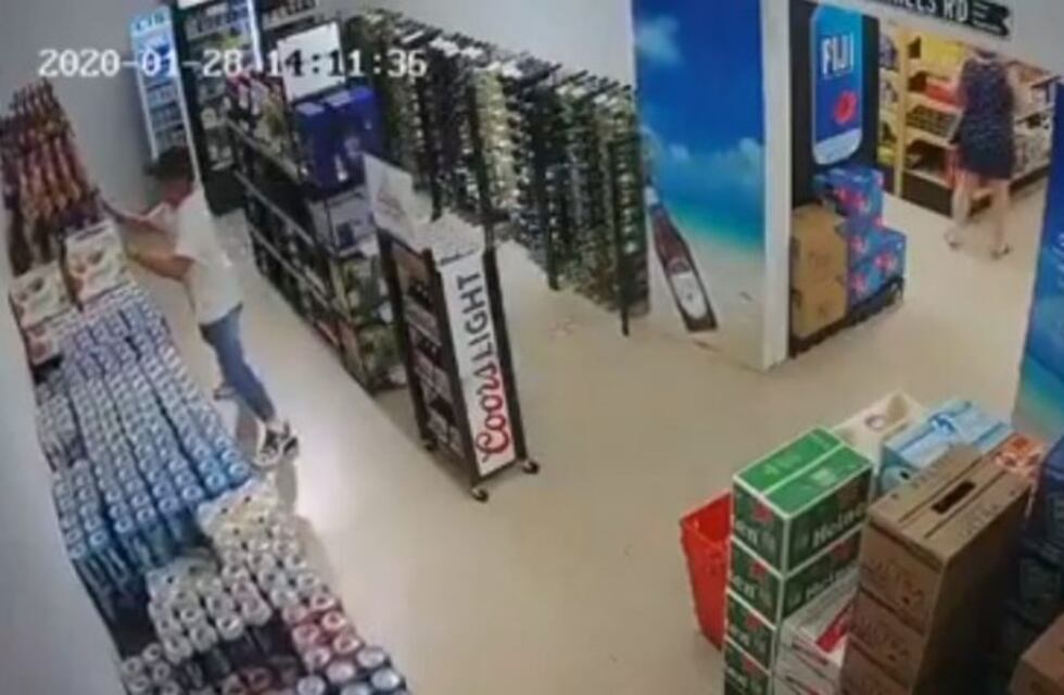 Quiso sostener una estantería de cervezas durante un terremoto y no lo logró