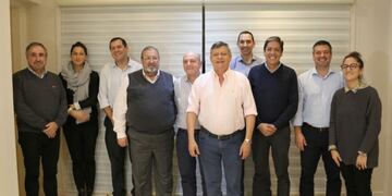 El gobernador chaqueño junto a autoridades nacionales y de la entidad internacional\u002E (Prensa Gobierno)