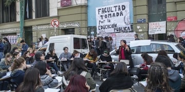 Toma facultades en La Plata