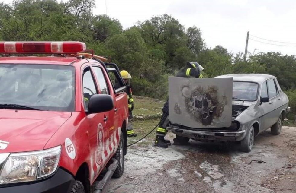 Viajaban por Cuesta Blanca y se les prendió fuego el auto