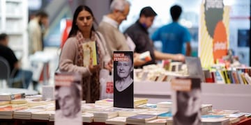 BAS11. BUENOS AIRES (ARGENTINA) 27/04/2017.- Visitantes son vistos hoy, jueves 27 de abril de 2017, en la apertura de la 43 ediciu00f3n Feria Internacional del Libro de Buenos Aires (Argentina), el evento editorial mu00e1s importante de Suramu00e9rica, donde hasta el 15 de mayo participaru00e1n figuras internacionales como los Nobel de Literatura Mario Vargas Llosa y John Maxwell Coetzee, ademu00e1s de autores de la talla de Arturo Pu00e9rez-Reverte, Carlos Ruiz Zafu00f3n y Alessandro Baricco. EFE/David Fernu00e1ndez ciudad de buenos aires inauguracion de la 43 feria internacional del libro de buenos aires recorrida stands
