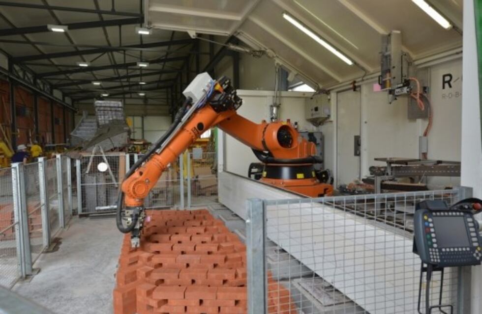 Escuela de San Juan enseña ahora cómo hacer ladrillos