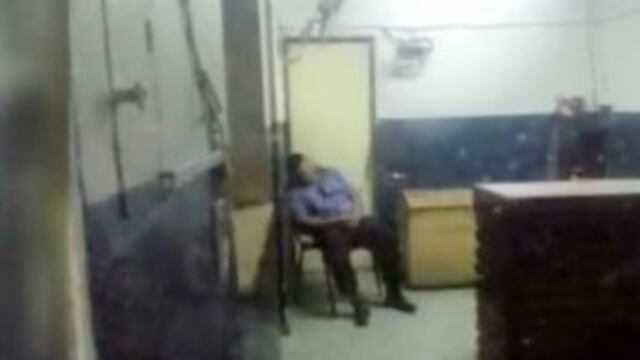 El agente de la Sub Comisaru00eda 21u00b0 fue fotografiado durmiendo y disparu00f3 la polu00e9mica en el barrio.