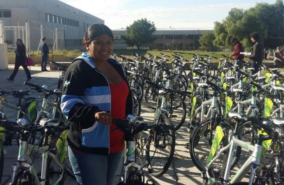 La UNCuyo entregó cien bicicletas a "estudiantes comprometidos"