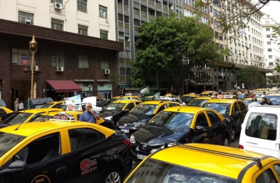 Taxistas protestaron contra el reemplazo de taxímetros por tabletas