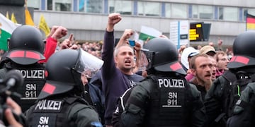 27/08/2018, Alemania, Sajonia: Oficiales de policía supervisan una protesta de manifestantes derechistas para evitar un choque de grupos de derecha e izquierda\u002E La Policía alemana abrió el 28/08/2018 una investigación contra diez personas que presuntamente hicieron el saludo nazi durante una manifestación ultraderechista que tuvo lugar este lunes por la noche en la ciudad de Chemnitz en la que se registraron episodios violentos y hubo al menos seis heridos\u002E \r\n(Vinculado al texto de dpa \