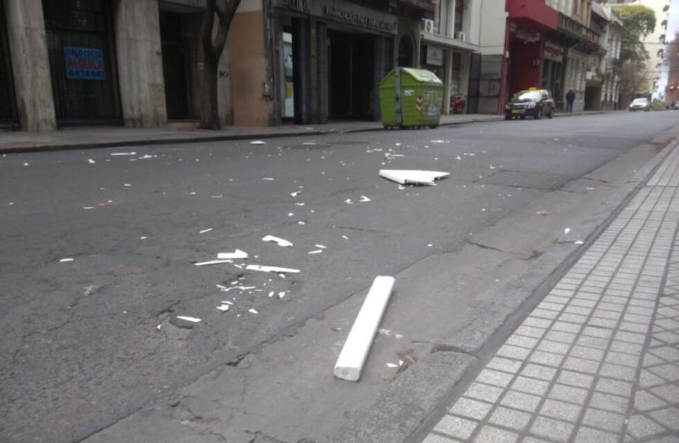 Árboles, mesas y persianas caídas desde gran altura por las ráfagas de viento