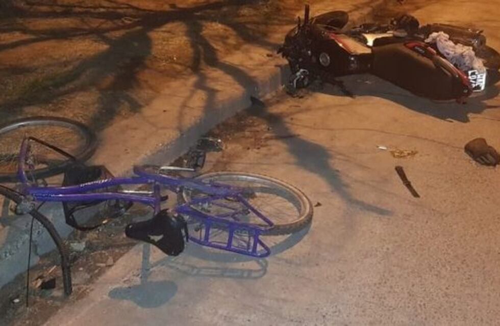 Una nena iba en bicicleta y la embistió una moto, está grave