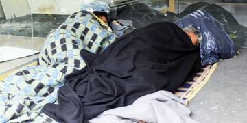 La Plata: por la ola polar, áreas del municipio trabajan para ayudar a personas en situación de calle