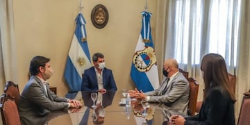 El gobernador Sergio Uñac, junto a Roberto Correa, quién estará a cargo de la empresa estatal\u002E