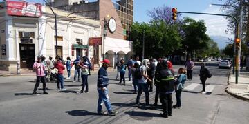 Precarizados municipales reclaman el pago de sueldo