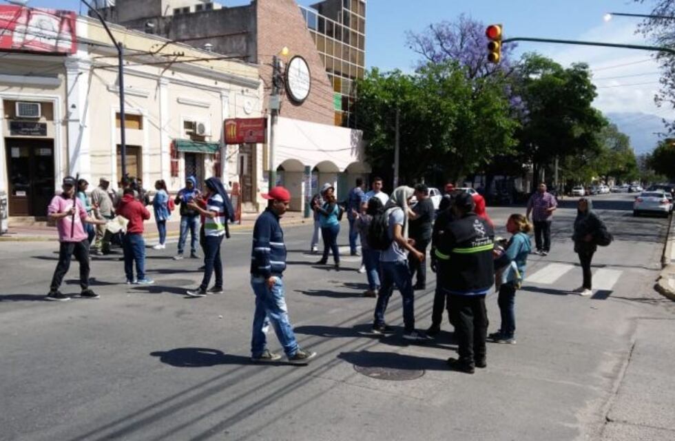 Precarizados municipales reclaman el pago de sueldo