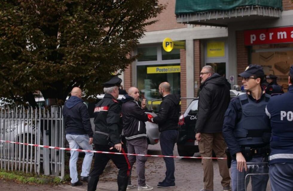 Continúa la toma de rehenes en una oficina de correos de Italia