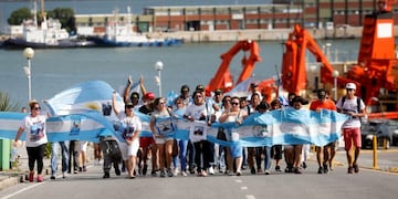Families of the 44 crew members of the submarine ARA San Juan march on the naval base in Mar del Plata, Argentina, Friday, Dec\u002E 15, 2017\u002E Friday marks one month since the disappearance of an Argentine submarine\u002E (AP Photo/Vicente Robles) mar del plata  busqueda submarino ara san juan perdido tragedia armada submarino ara san juan desaparecido familiares de las victimas reclaman reclamo sigan busqueda
