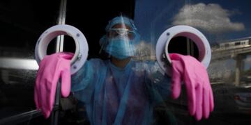 PA1001\u002E CIUDAD DE PANAMÁ (PANAMÁ), 24/8/2020\u002EPersonal médico se prepara para realizar pruebas de hisopado para detectar coronavirus hoy en una estación express en el distrito de San Miguelito en ciudad de Panamá (Panamá)\u002E Personas formadas en una larga fila esperaban este lunes ser atendidas en un centro de \