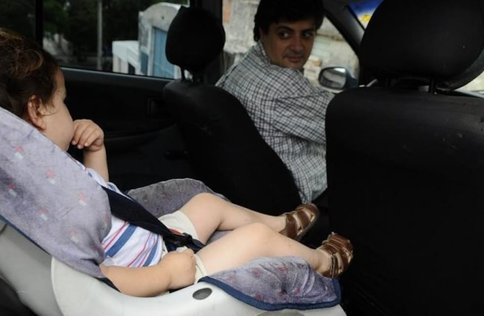 Cómo deben viajar los niños en el auto según la ley cordobesa