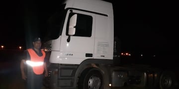 Camión secuestrado por control de alcoholemia (prensa policial)