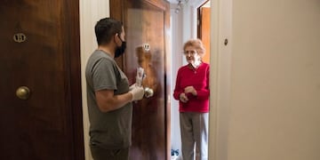 "Sólo con la mirada ya te agradece": un encargado de edificio ayuda a adultos mayores durante la pandemia