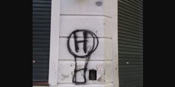 Demorado por violar la cuarentena para dibujar el escudo de Huracán\u002E (Policía de la Ciudad)