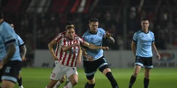 Pablo Vegetti tuvo una muy clara en el inicio para Belgrano. El arquero de San Martín se lució (Facundo Luque / La Voz / Enviado especial a Tucumán).