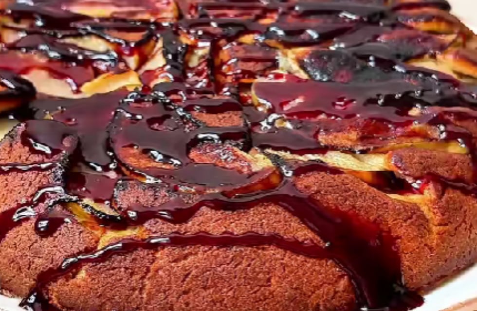 Cómo hacer una torta invertida de manzana sin harina ni horno: receta fácil y con pocos ingredientes