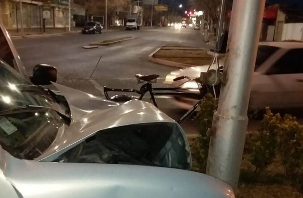 Un conductor de 82 años se estrelló contra un mástil