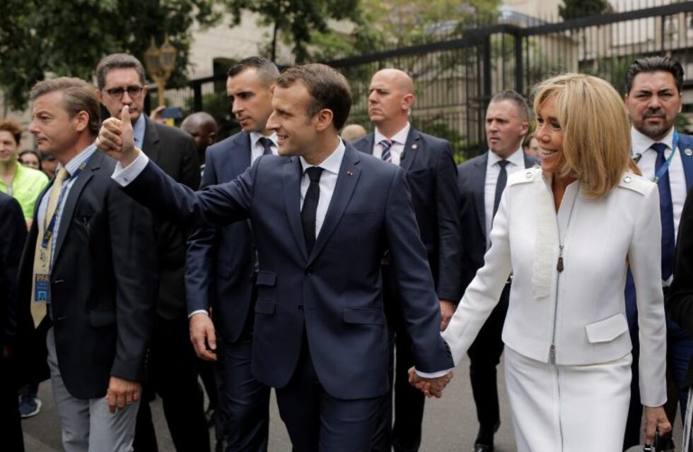 Macron, el "rebelde" del G20: desayunó entre una multitud y se sacó fotos con la gente